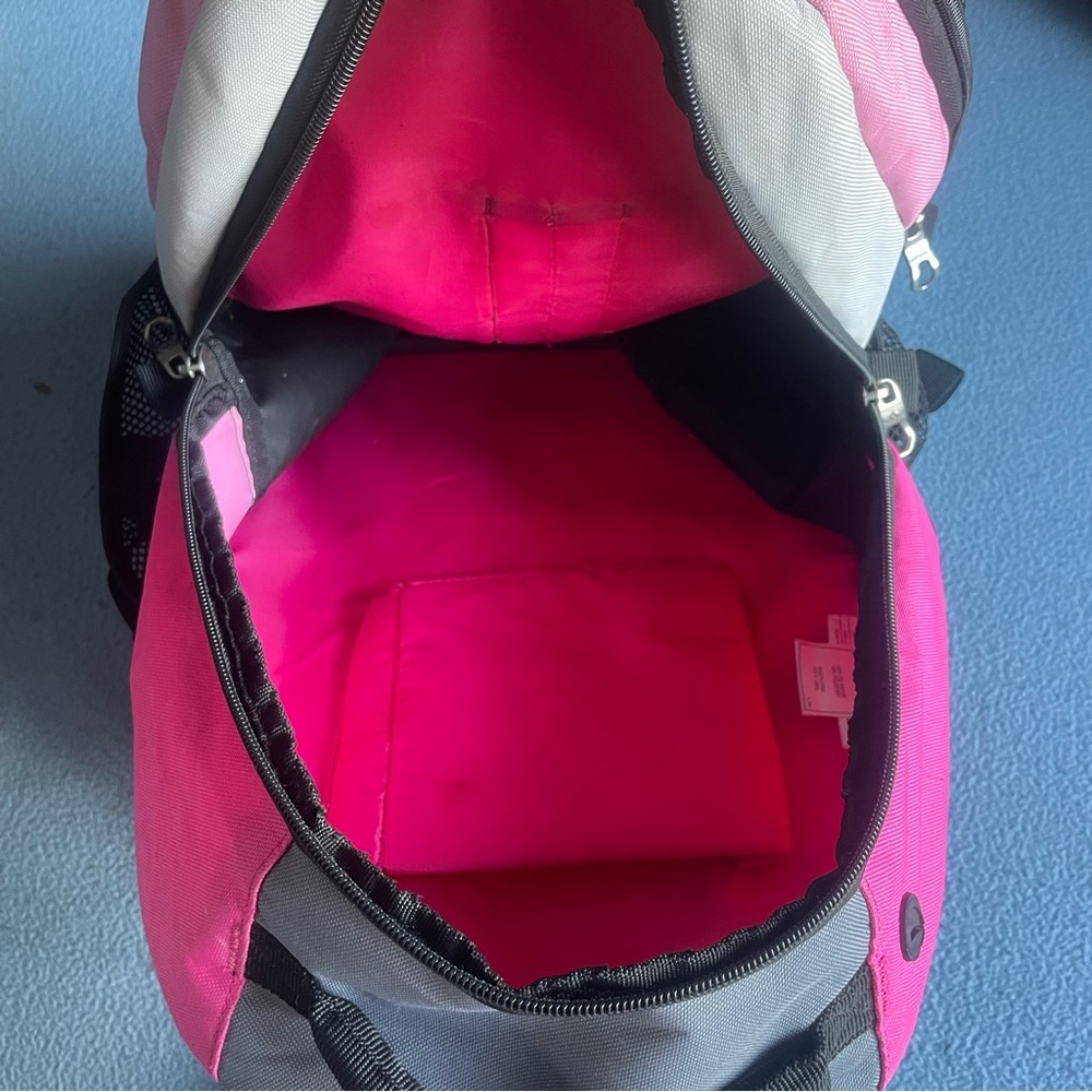 Large adidas backpack with multiple storage pockets space for laptop and pencils - Picture 5 of 12